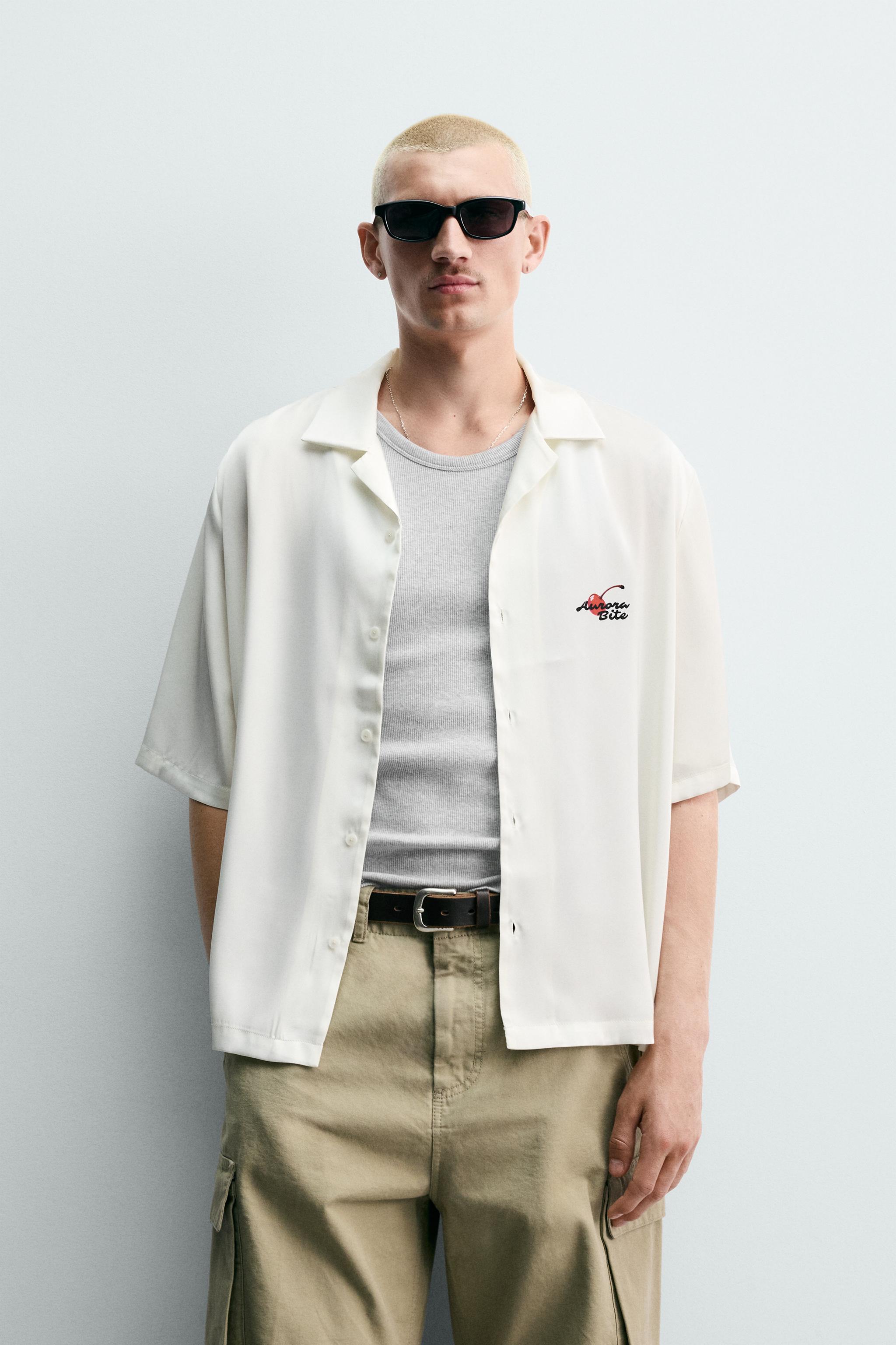 CHEMISE SATINÉE À IMPRIMÉS GRAPHIQUES